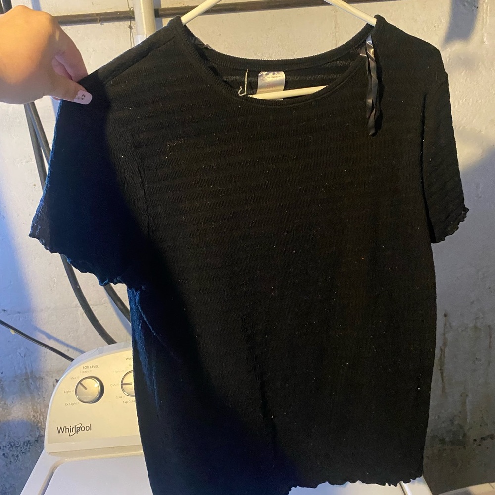 Black slightly cropped ribbed shirt